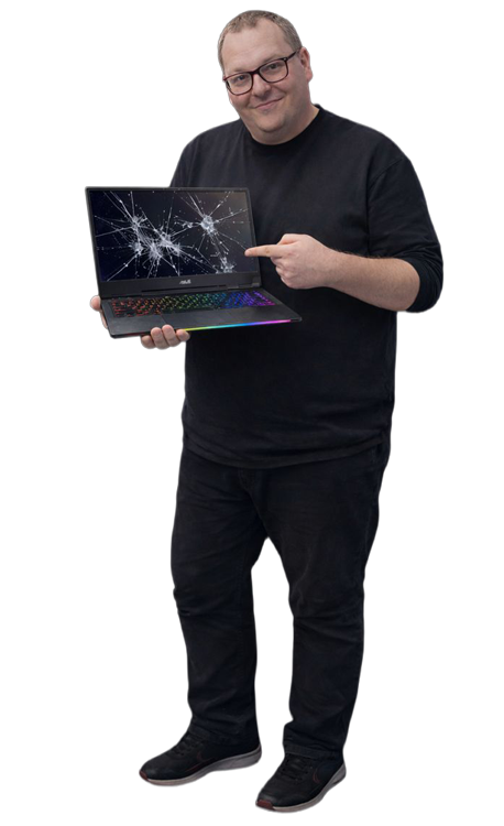 Mężczyzna trzymający laptopa z rozbitą matrycą LCD